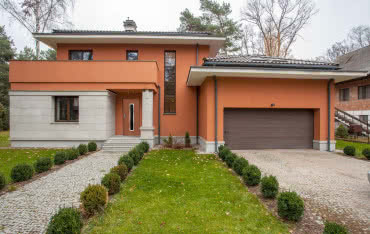 Drewniane czy aluminiowe? Wybieramy drzwi zewnętrzne