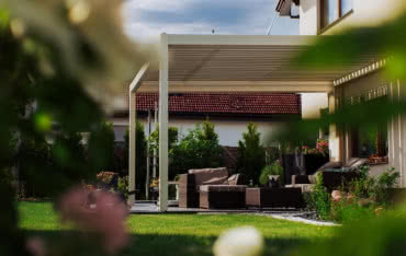 Pergola tarasowa - nowoczesny sposób na przedłużenie salonu